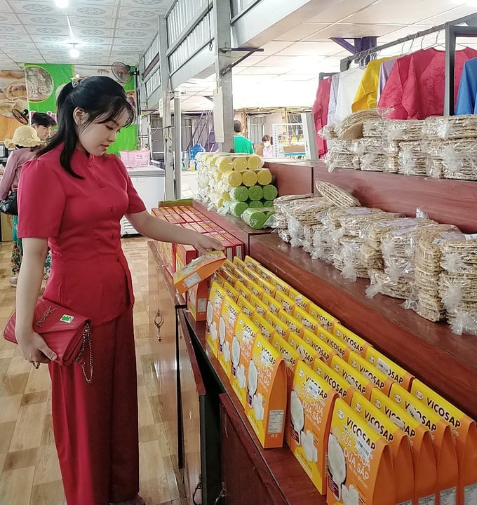 Du khách chọn mua sản phẩm Sữa chua dừa sáp sấy khô giòn tan tại Điểm du lịch Lò hủ tíu Quê tôi (Quận Cái Răng, TP. Cần Thơ)