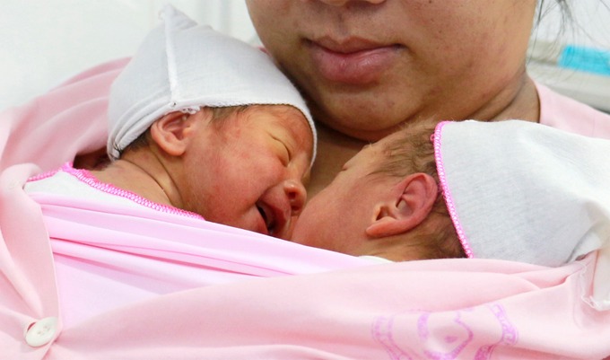 Cặp song thai ra đời trong niềm vui của các y bác sĩ cùng gia đình.