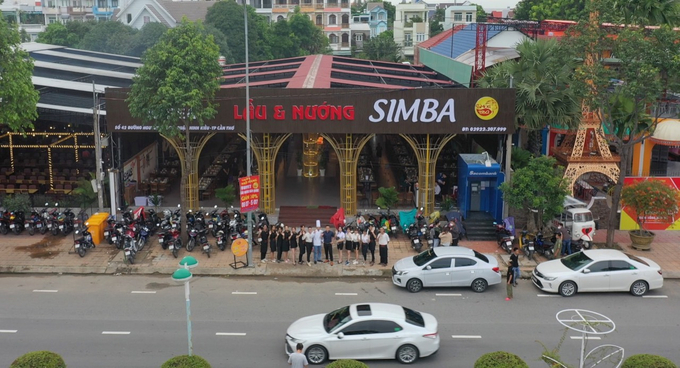 Simba BBQ nằm ngay mặt tiền đường Nguyễn Văn Cừ, thuộc cồn Khương nên rất thuận tiện.