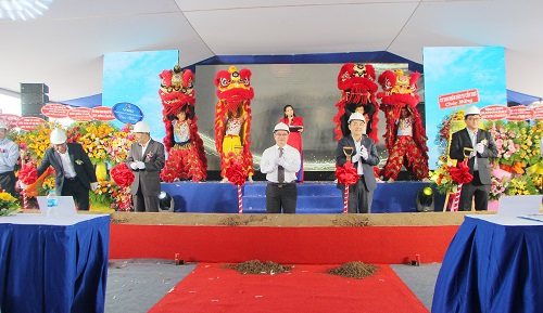 Chủ tịch UBND TP Cần Thơ Trần Việt Trường và các đại biểu thực hiện nghi thức khởi công công trình.