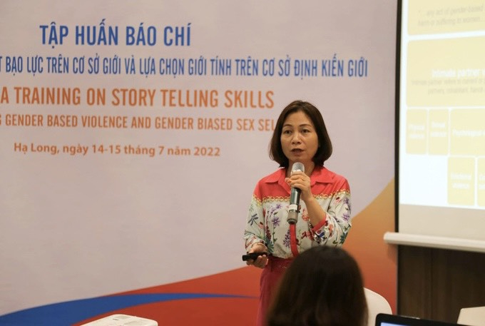 Bà Hà Thị Quỳnh Anh tại lớp “Tập huấn báo chí kỹ năng viết về chấm dứt bạo lực trên cơ sở giới và lựa chọn giới tính trên cơ sở định kiến giới'