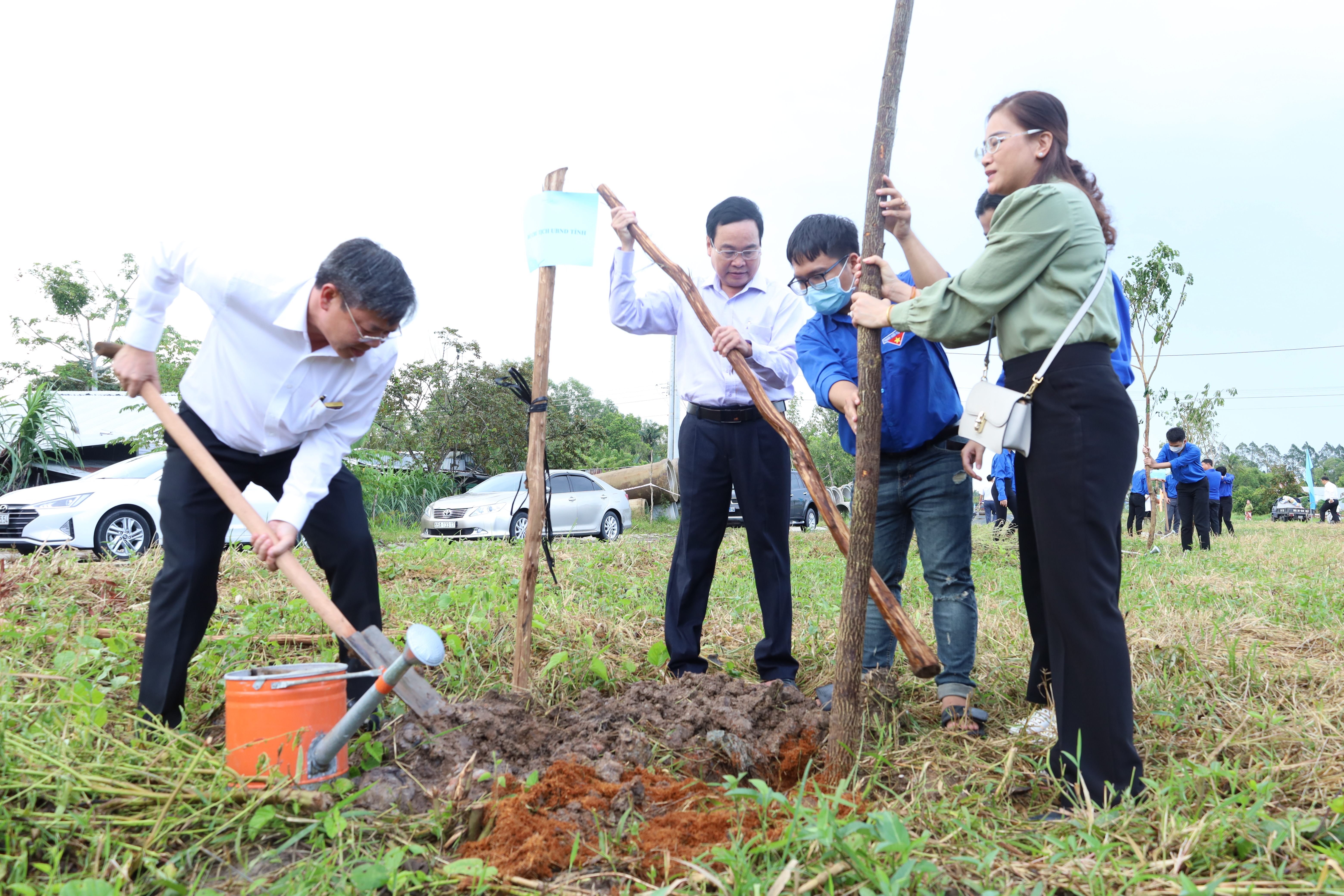 Ông Trương Cảnh Tuyên - UVBTV Tỉnh ủy, Phó Chủ tịch thường trực UBND tỉnh Hậu Giang trồng cây tại tuyến đường vừa hoàn thành tại TP. Vị Thanh.