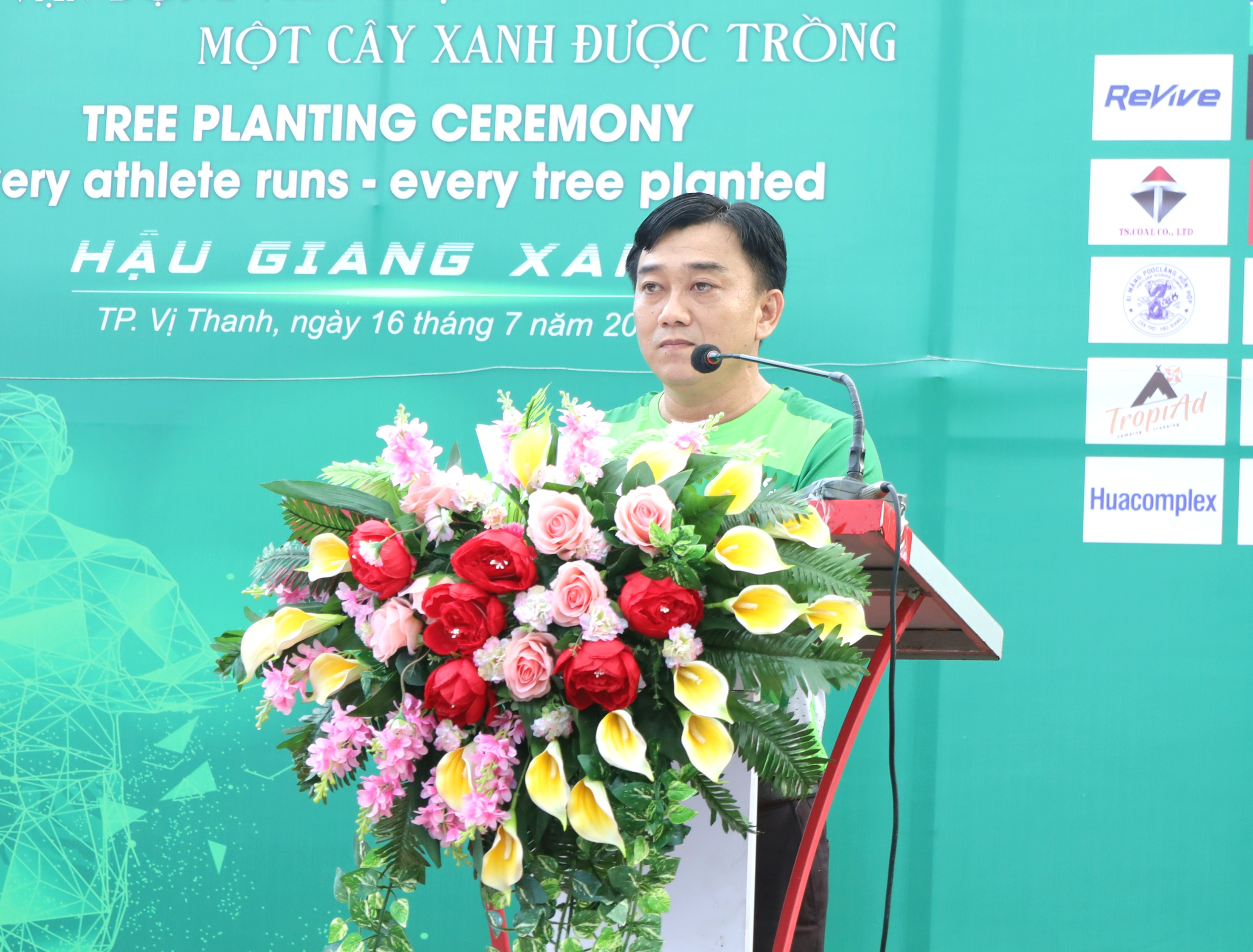 Ông Lưu Văn Vủ - Phó Chủ tịch UBND TP. Vị Thanh, tỉnh Hậu Giang phát biểu tại buổi lễ phát động trồng cây.