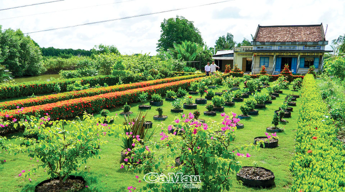 Với ông Nguyễn Văn Huyền, ấp Tân Thành A, NTM đơn giản là phải đẹp. Khuôn viên sân vườn nhà ông được kỳ công tạo tác ròng rã 5 năm trời. Ảnh: Quốc Rin.