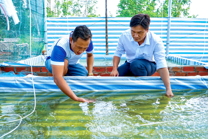Anh Đặng Minh Tuấn (bên trái) lựa chọn gắn bó, lập thân, lập nghiệp tại quê hương, trong đó có một lý do quan trọng là Tân Dân là xã NTM. Ảnh: Quốc Rin