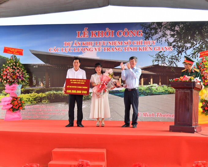 Đơn vị tài trợ để Ủy ban nhân dân huyện U Minh Thượng tặng nhà cho người nghèo.
