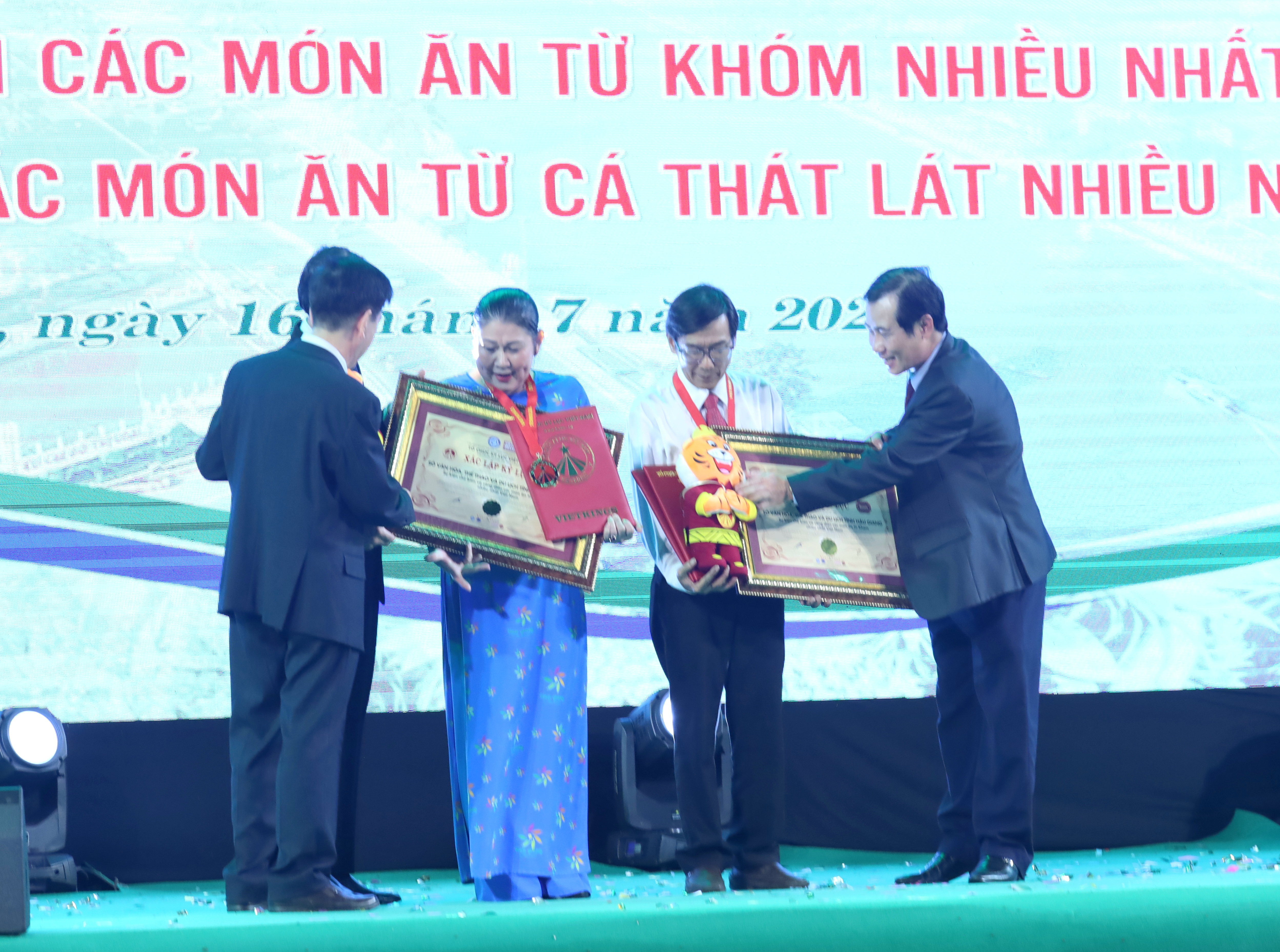Đại diện tổ chức Kỷ lục Việt Nam (VietKings) trao bằng xác lập kỷ lục cho Sở Văn hóa, Thể thao và Du lịch Tỉnh Hậu Giang.
