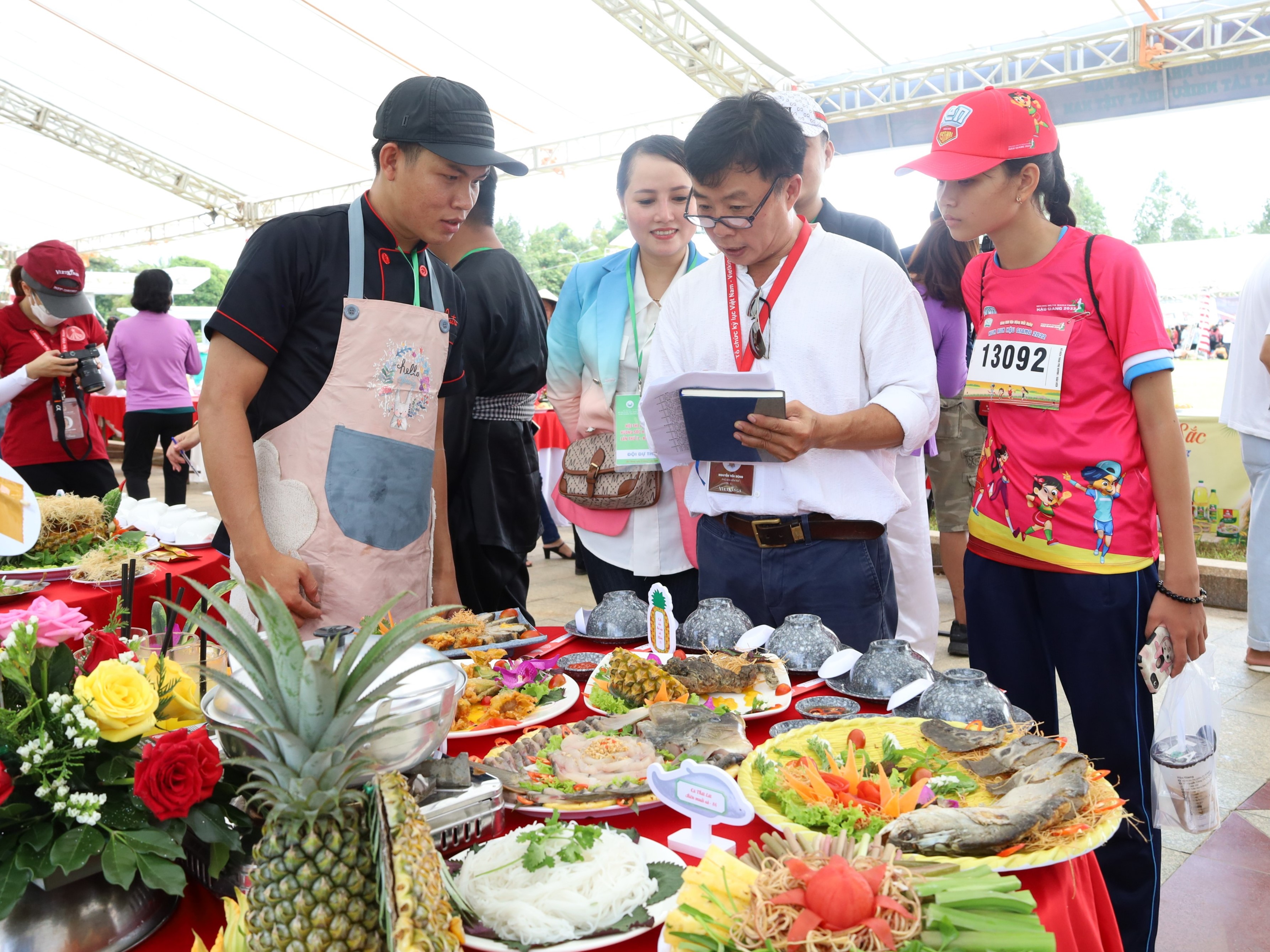 Đại diện ban giám sát của Tổ chức Kỷ lục Việt Nam thực hiện kiểm đếm số lượng, ghi nhận biên bản theo danh sách món ăn đã đăng ký của đơn vị.