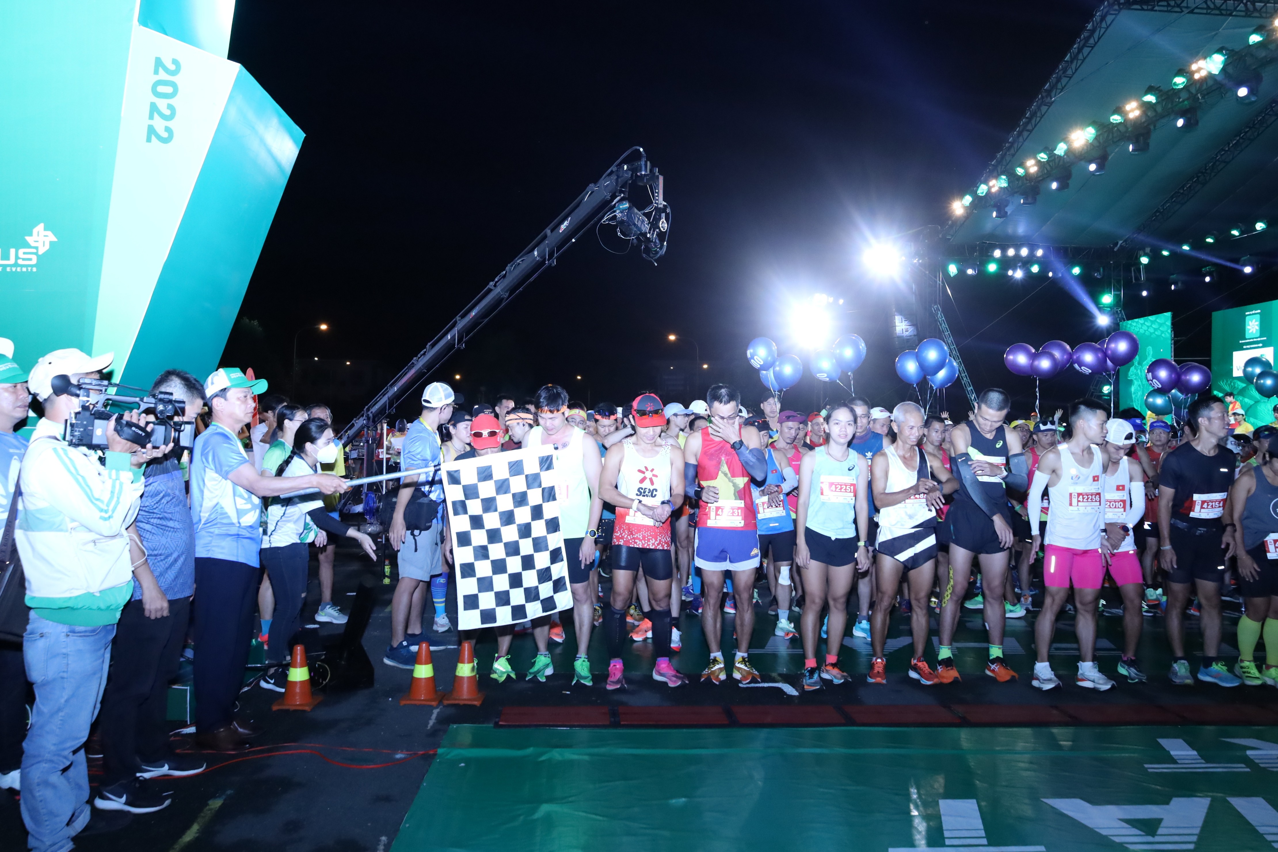 Ông Lê Công Khanh - Giám đốc Sở Văn hóa, Thể thao và Du Lịch tỉnh Hậu Giang phất cờ xuất phát cự ly 42km mở màn cho giải.