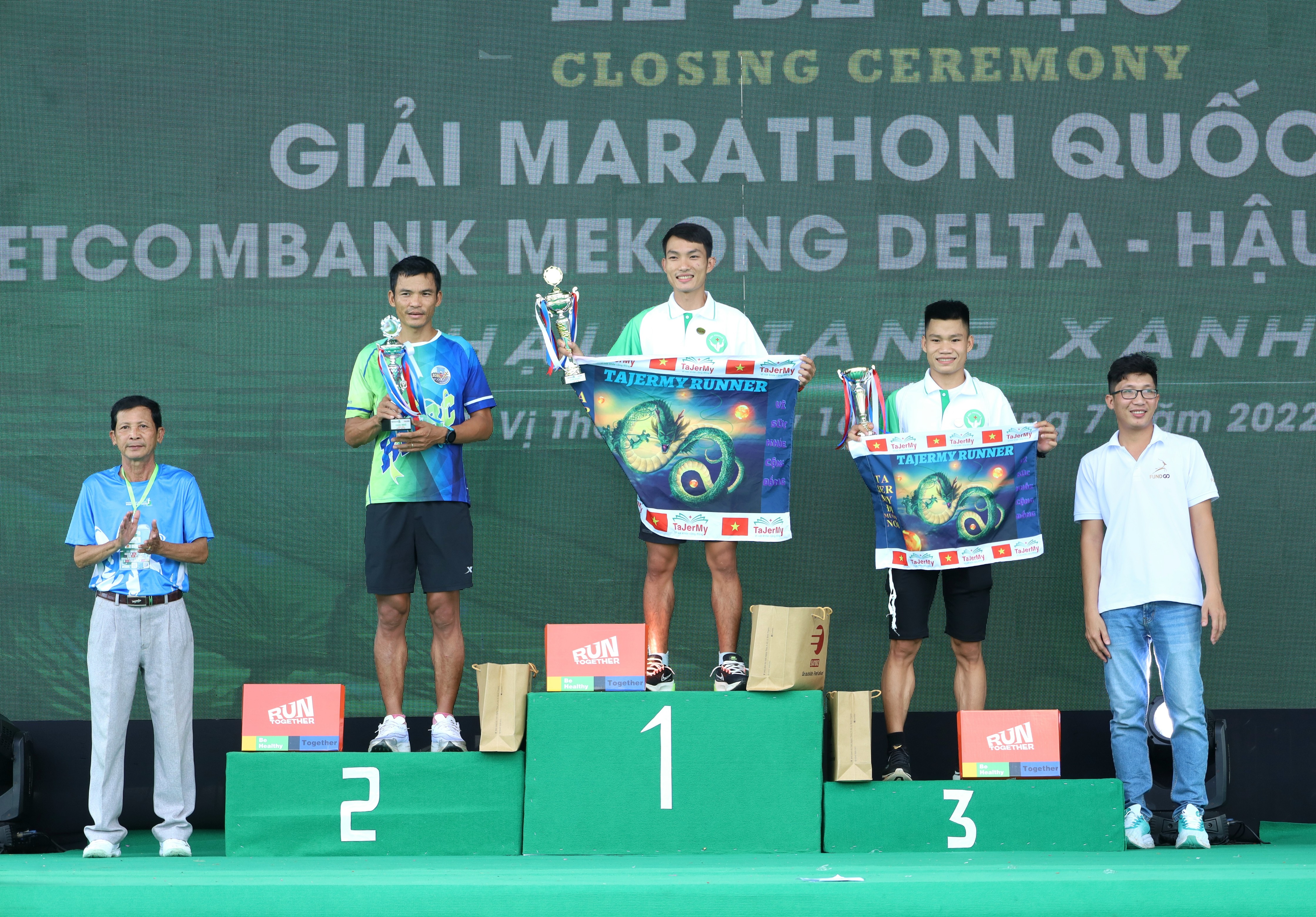 Ông Trần Văn Tuấn - Phó Giám đốc Sở Văn hóa, Thể thao và Du lịch tỉnh Hậu Giang trao giải cho các vận động viên đạt thành tích xuất sắc.