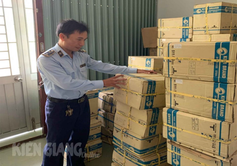 Lực lượng Đội Quản lý thị trường số 3 kiểm tra hàng hóa vi phạm. Ảnh do Cục Quản lý thị trường tỉnh Kiên Giang cung cấp.