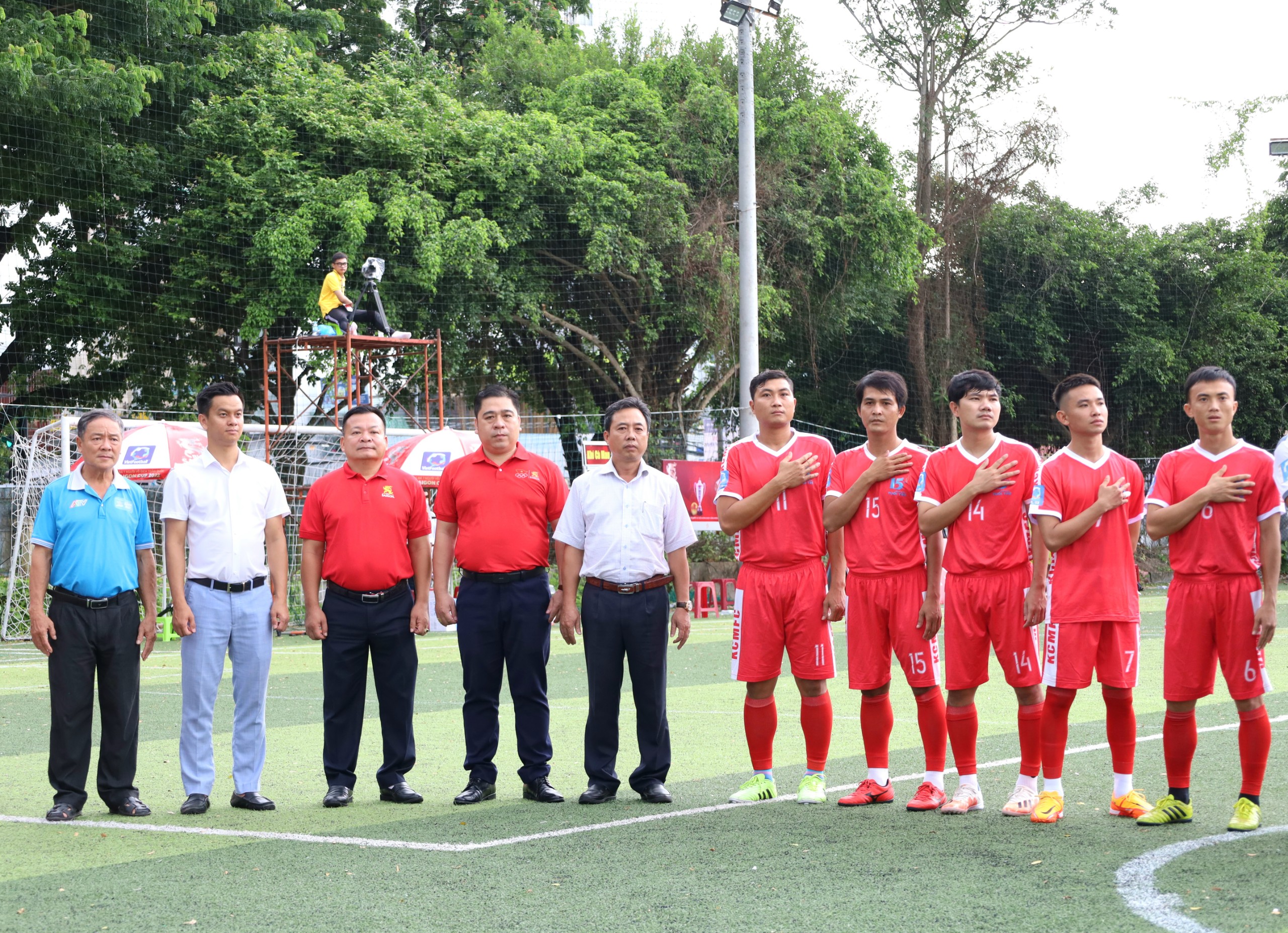 Ông Phạm Ngọc Tuấn - Tổng giám đốc VietFootball, Trưởng Ban tổ chức giải và các đại biểu, cầu thủ thực hiện nghi thức chào cờ.