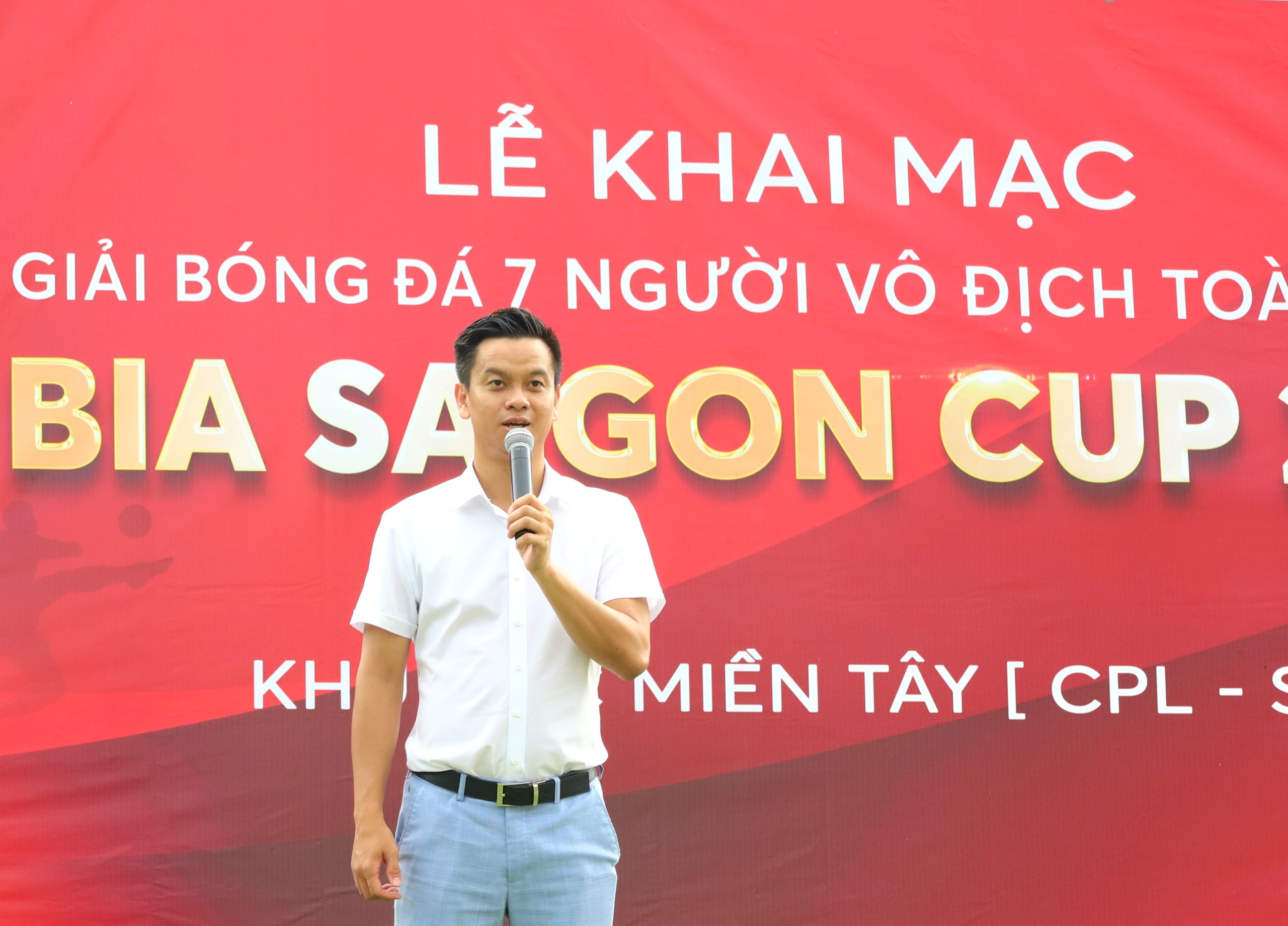 Ông Phạm Ngọc Tuấn - Tổng giám đốc VietFootball, Trưởng Ban tổ chức giải phát biểu khai mạc giải.