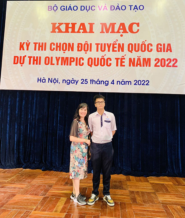 Em Đỗ Trọng Phước Nguyên và mẹ chụp hình lưu niệm tại Cuộc thi chọn đội tuyển hồi tháng 4-2022.