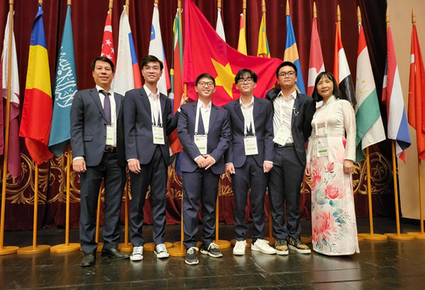 Em Đỗ Trọng Phước Nguyên (thứ 2, từ phải qua) cùng các thành viên đoàn học sinh Việt Nam dự IBO 2022. Ảnh: Thế Đại.