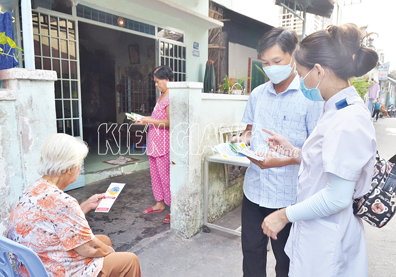 Ban Chỉ đạo phòng, chống dịch bệnh truyền nhiễm phường Vĩnh Thanh Vân (TP. Rạch Giá) tổ chức phát tờ rơi tuyên truyền biện pháp phòng, chống bệnh sốt xuất huyết đến người dân.