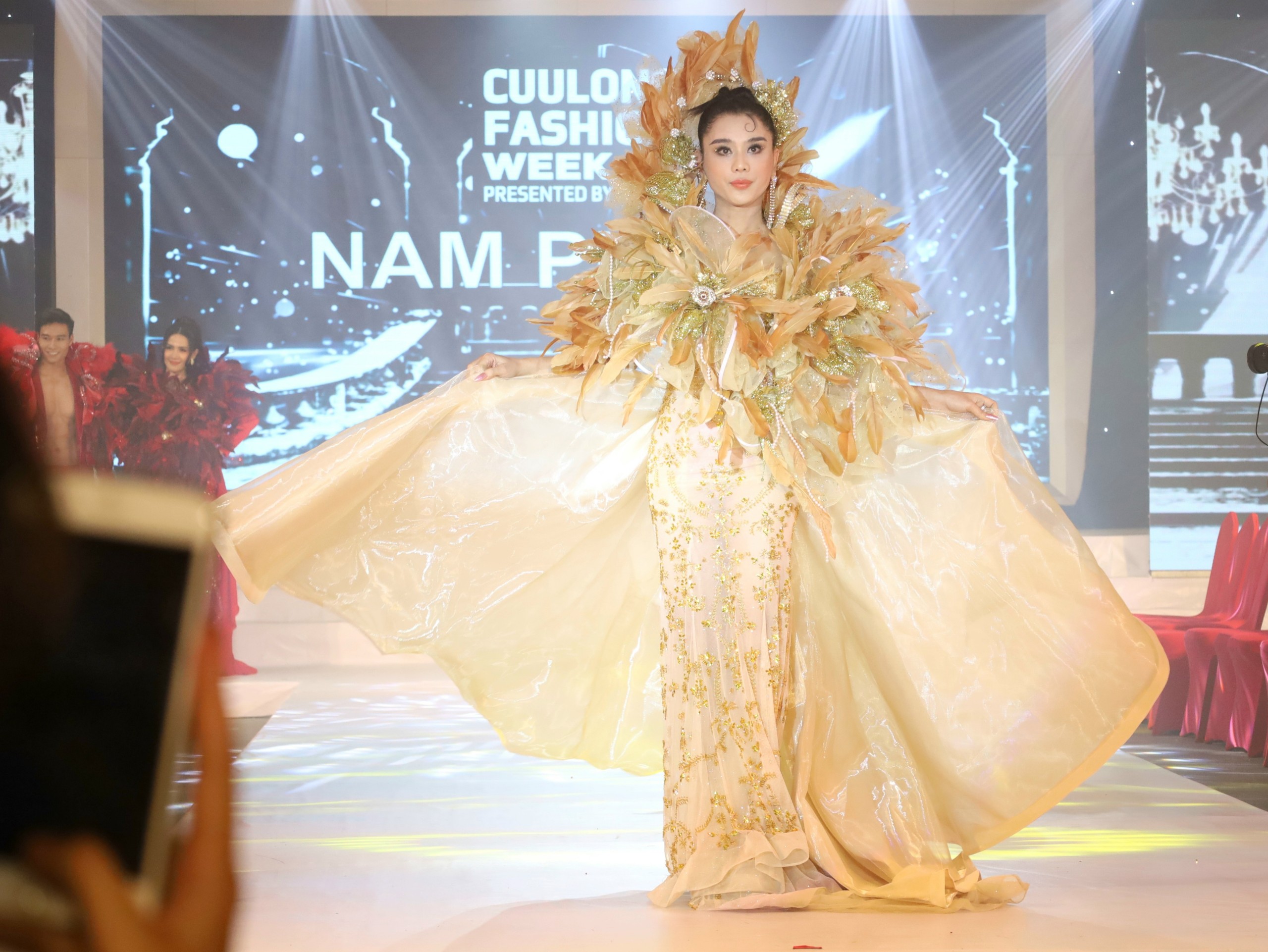 Người mẫu Lâm Khánh Chi tham gia trình diễn Tuần lễ Thời trang Cửu Long - Cửu Long Fashion Week 2022