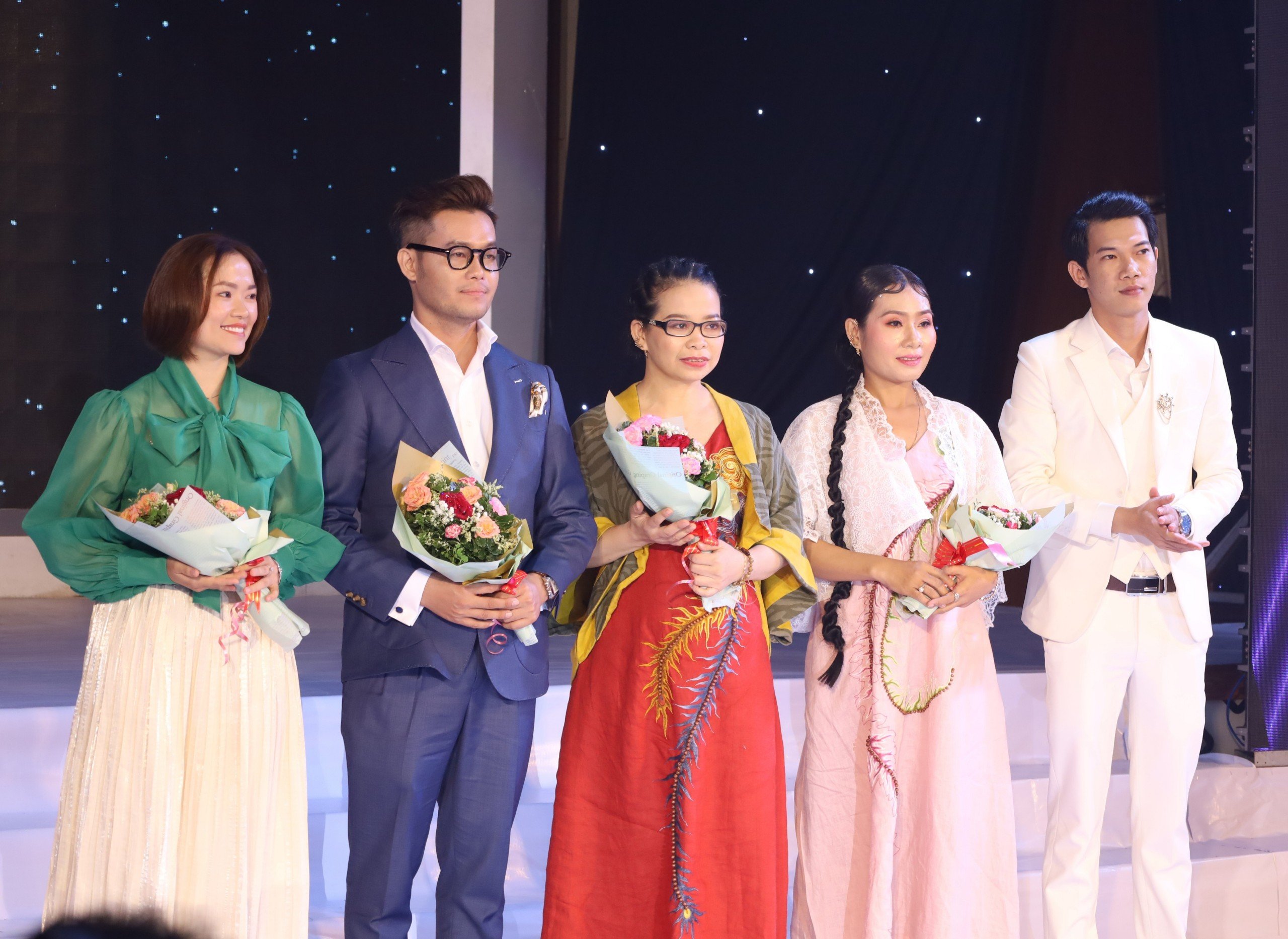 Ông Ngô Anh Minh - Tổng Giám đốc Công ty VietNews trao hoa cho các đơn vị tài trợ.