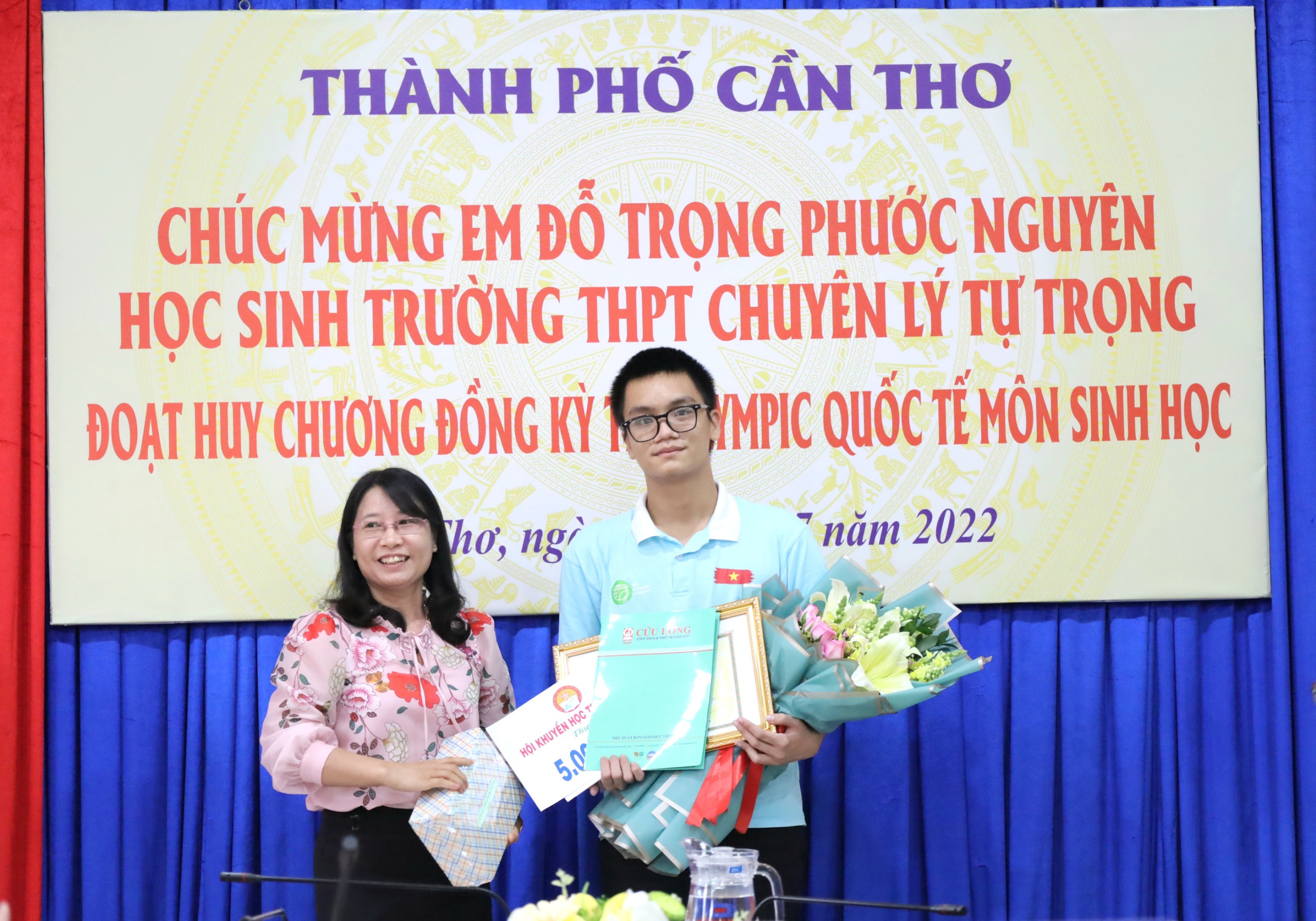 Đại diện các doanh nghiệp, đơn vị tặng quà chúc mừng em Đỗ Trọng Phước Nguyên.