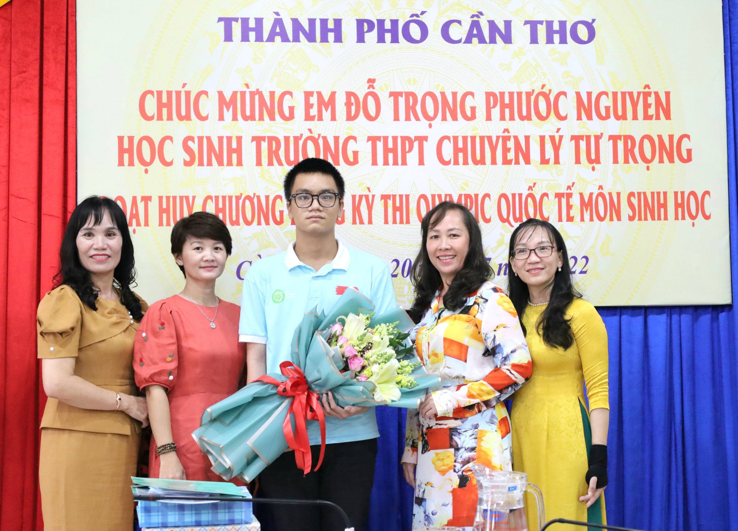 Các đồng nghiệp chúc mừng cô Đinh Thị Thảo (bìa trái) - Hiệu trưởng Trường TH Ngô Quyền, quận Ninh Kiều là mẹ em Đỗ Trọng Phước Nguyên.