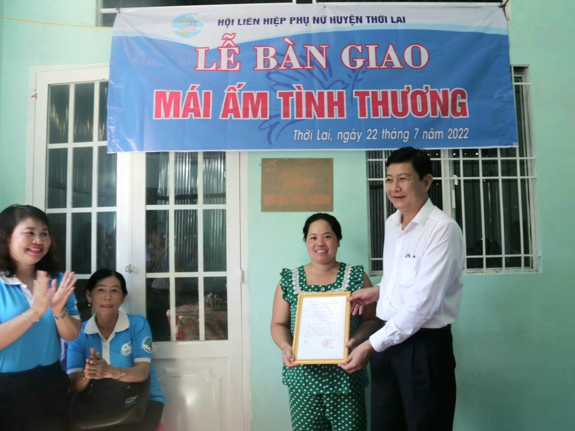 Ông Nguyễn Văn Phong - TUV, Bí thư Huyện ủy, Chủ tịch HĐND huyện Thới Lai trao quyết định bàn giao nhà cho chị Nguyễn Thị Thúy, hộ cận nghèo ở ấp Thới Thuận B, xã Tân Thạnh, huyện Thới Lai, TP. Cần Thơ.