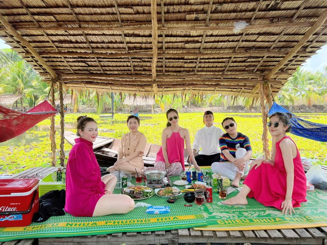 Làng bè nổi 2 Khanh, huyện Châu Thành, tỉnh Hậu Giang vừa đưa vào hoạt động đang thu hút rất đông du khách tìm đến trải nghiệm, tham quan và thưởng thức ẩm thực.