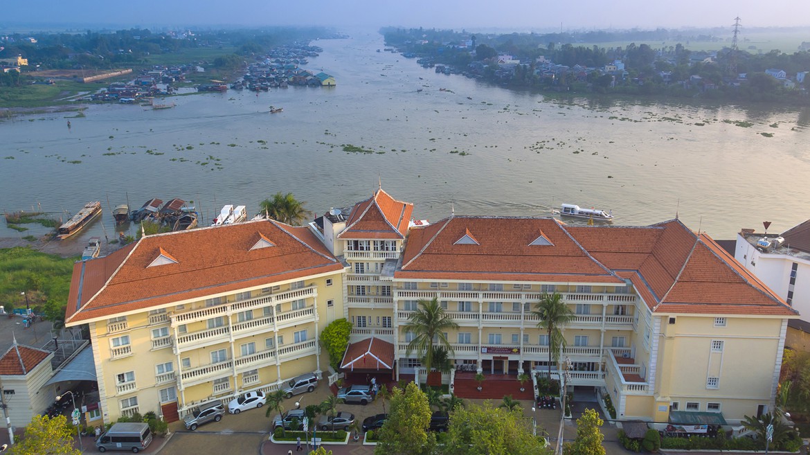 Victoria Châu Đốc Hotel nằm ngay ngã 3 sông giúp du khách có thể hòa mình vào thiên nhiên, sông nước.