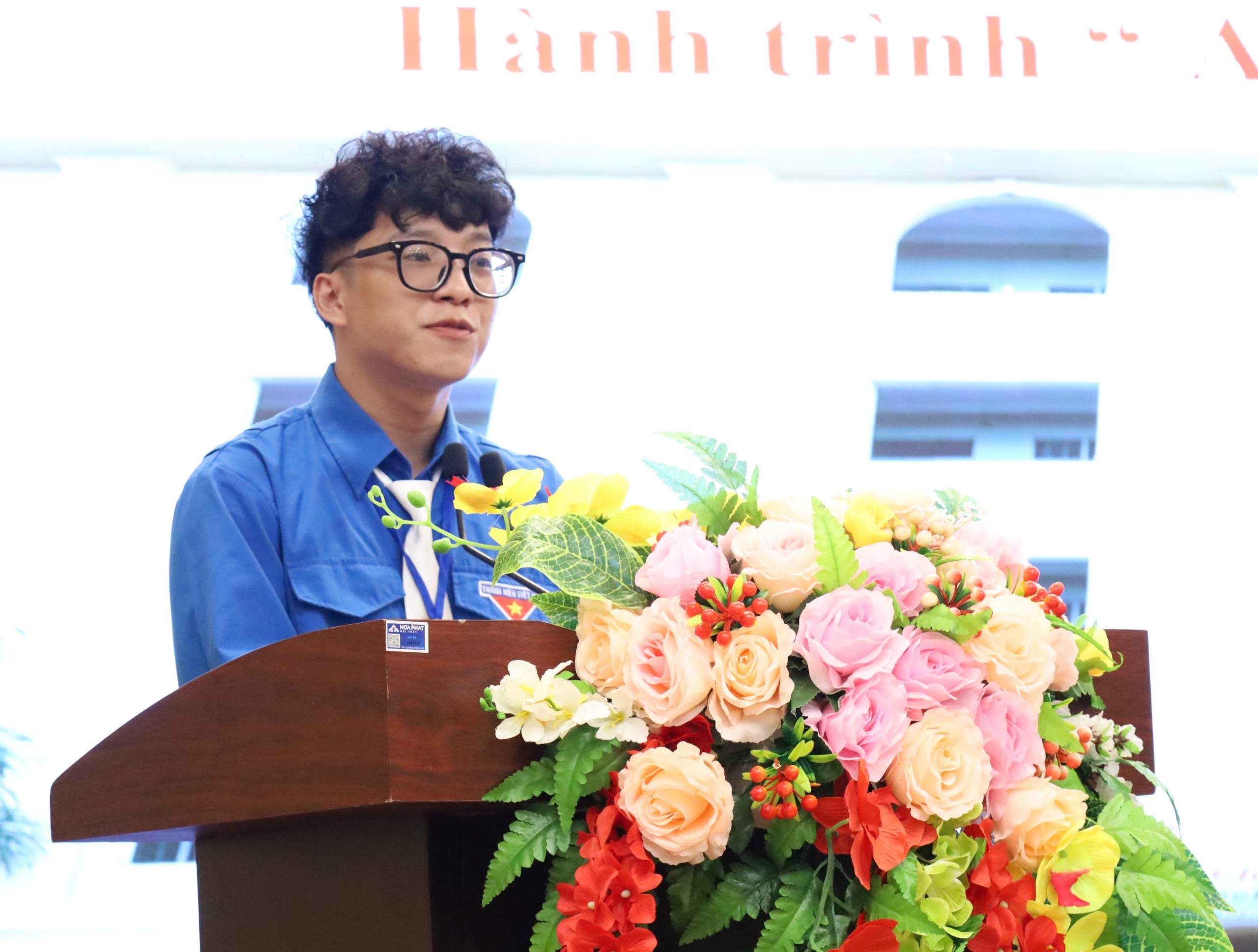 Anh Phạm Vi Khanh - Bí thư Đoàn khoa Kinh tế trình bày tham luận với chủ đề 'Hành trình ấm áp từ trái tim'.