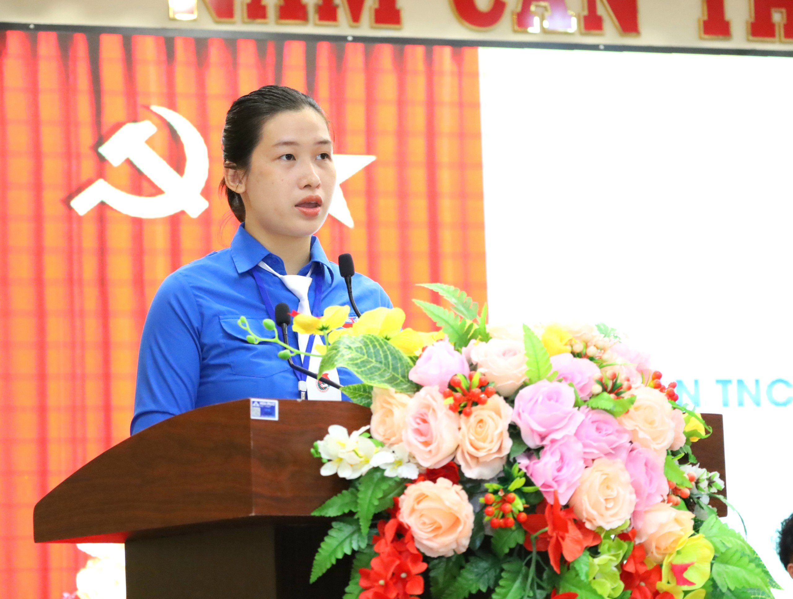 Chị Huỳnh Thanh Kiều - Đại diện Đoàn chủ tịch trình bày tóm tắt dự thảo mục tiêu, phương hướng, nhiệm vụ và giải pháp công tác Đoàn và phong trào thanh niên trường học nhiệm kỳ 2022 - 2024.
