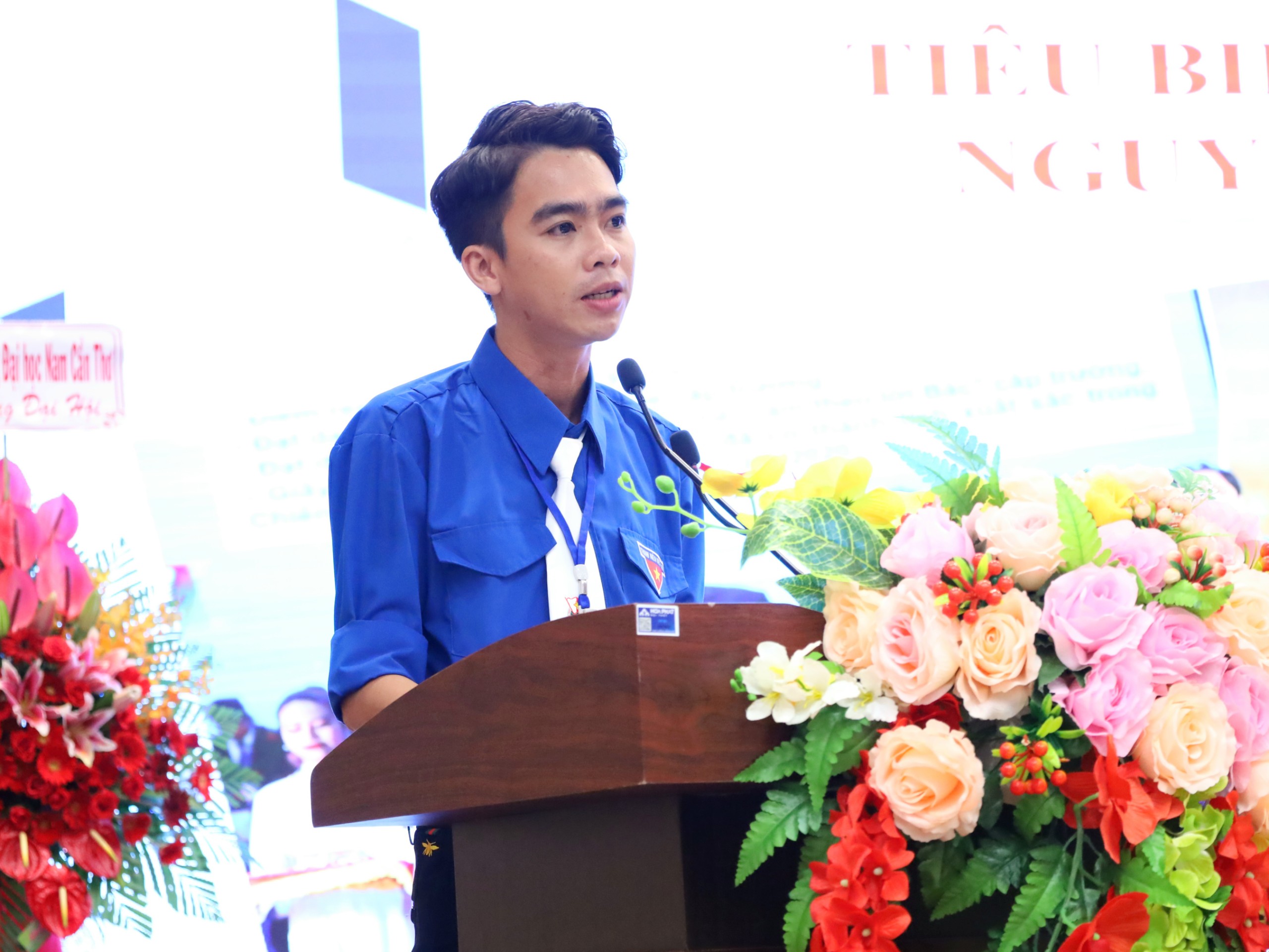 Anh Nguyễn Hoài Nhân - Bí thư đoàn khoa Luật, Sinh viên 5 tốt cấp Trung ương trình bày tham luận 'Sinh viên DNC với phong trào Sinh viên 5 tốt'.