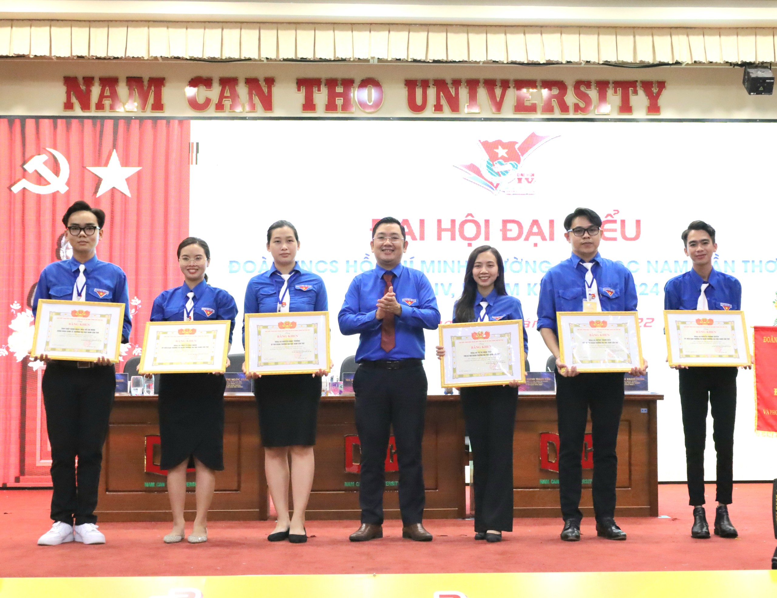 Anh Lâm Văn Tân - Phó Bí thư Thành đoàn, Phó Chủ tịch thường trực Hội Sinh viên Việt Nam TP. Cần Thơ tặng bằng khen của Thành Đoàn Cần Thơ cho các tập thể, cá nhân xuất sắc.