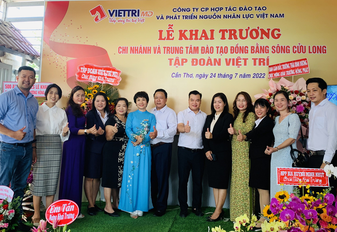 Ban lãnh đạo tập đoàn Việt Trí MD mừng khai trương Chi nhánh và trung tâm đào tạo ĐBSCL tập đoàn Việt Trí.