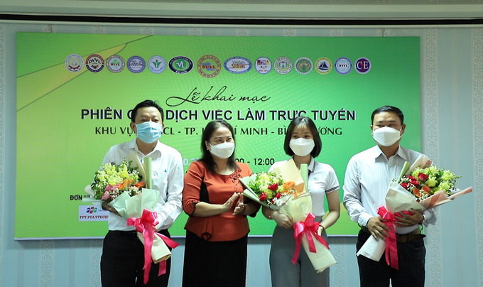 Bà Trần Thị Xuân Mai, Giám đốc Sở LĐ-TB&XH TP Cần Thơ, tặng hoa cho các DN tham gia tuyển dụng tại phiên giao dịch việc làm trực tuyến khu vực ĐBSCL và các tỉnh lân cận.