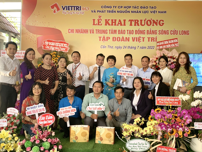 Ban lãnh đạo Tập đoàn Việt Trí MD giao lưu cùng quý phụ huynh tham gia tư vấn tuyển sinh tại buổi lễ.