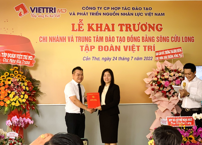 Chủ tịch kiêm Tổng giám đốc tập đoàn Việt Trí trao quyết định bổ nhiệm Giám đốc cho bà Khưu Kim Xuyến.