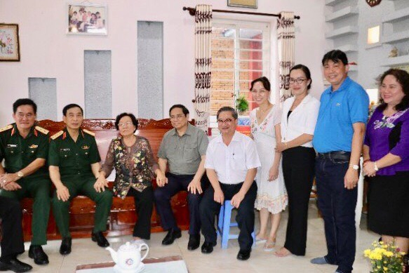 Thủ tướng Phạm Minh Chính cùng lãnh đạo thành phố Cần Thơ thăm gia đình chính sách.