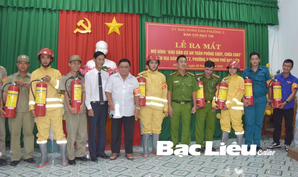 Lãnh đạo Phòng Cảnh sát PCCC&CNCH (Công an tỉnh) cùng lãnh đạo UBND Phường 3 trao thiết bị cứu hỏa cho Tổ PCCC.