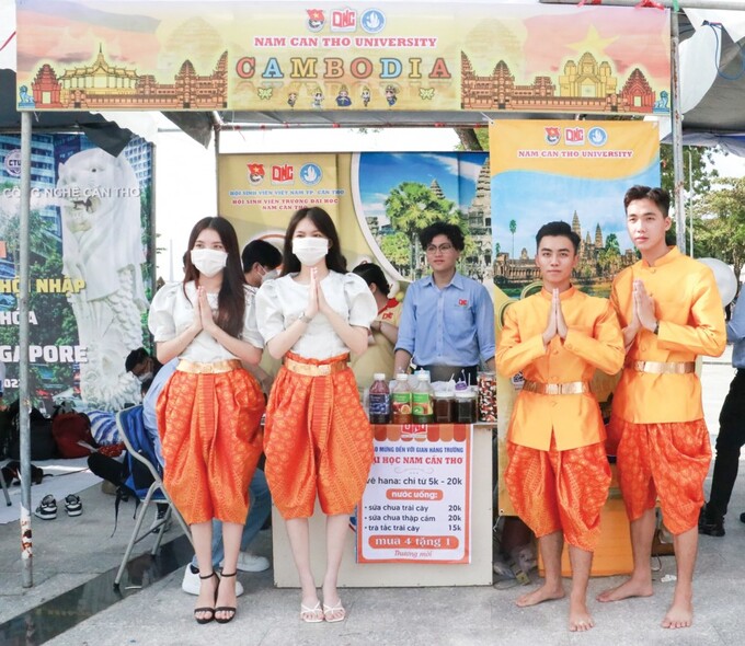 Các bạn trẻ tham gia Ngày hội “Sinh viên Cần Thơ hội nhập”, do Thành đoàn - Hội Sinh viên TP Cần Thơ tổ chức, nhằm quảng bá văn hóa và tuyên truyền về Cộng đồng ASEAN đến ĐVTN.