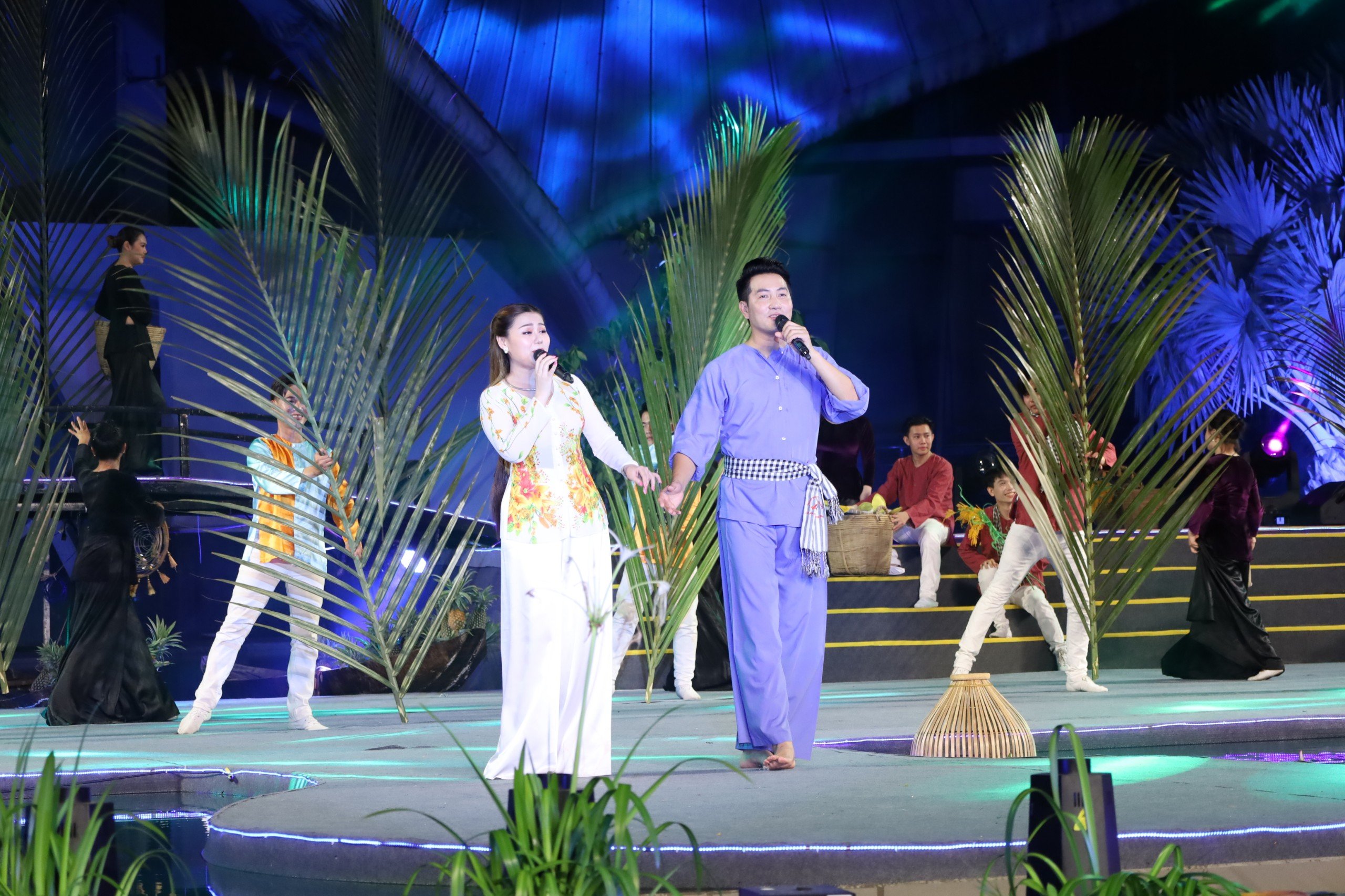 Ca sĩ Nguyễn Phi Hùng, ca sĩ Tiểu Thúy biểu diễn tiết mục mashup Miền Tây Quê Tôi - Tình Quê Miền Tây.