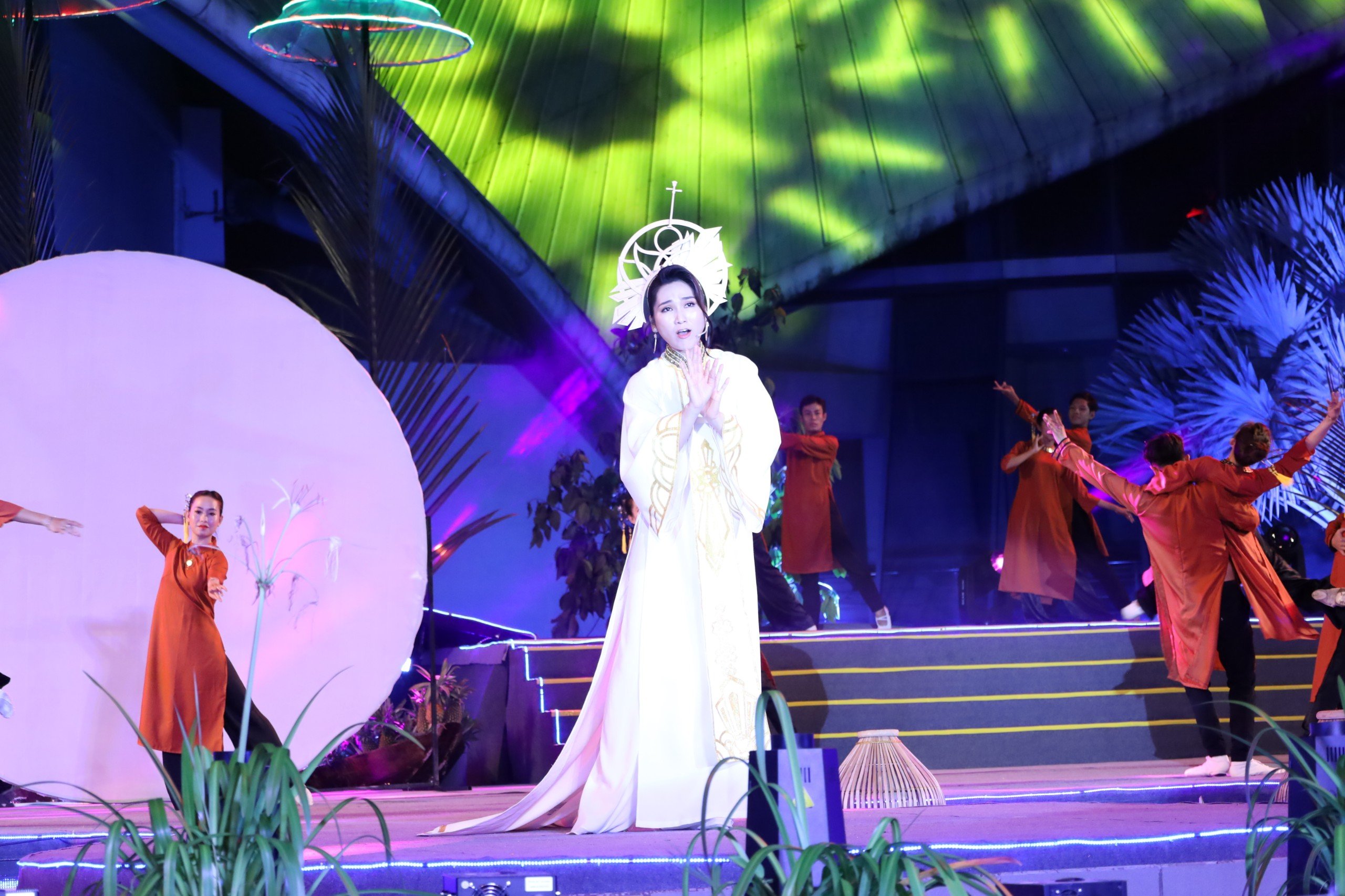 Nghệ sĩ Như Huỳnh biểu diễn tiết mục Dạ Cổ Hoài Lang chủ đề của chương trình.