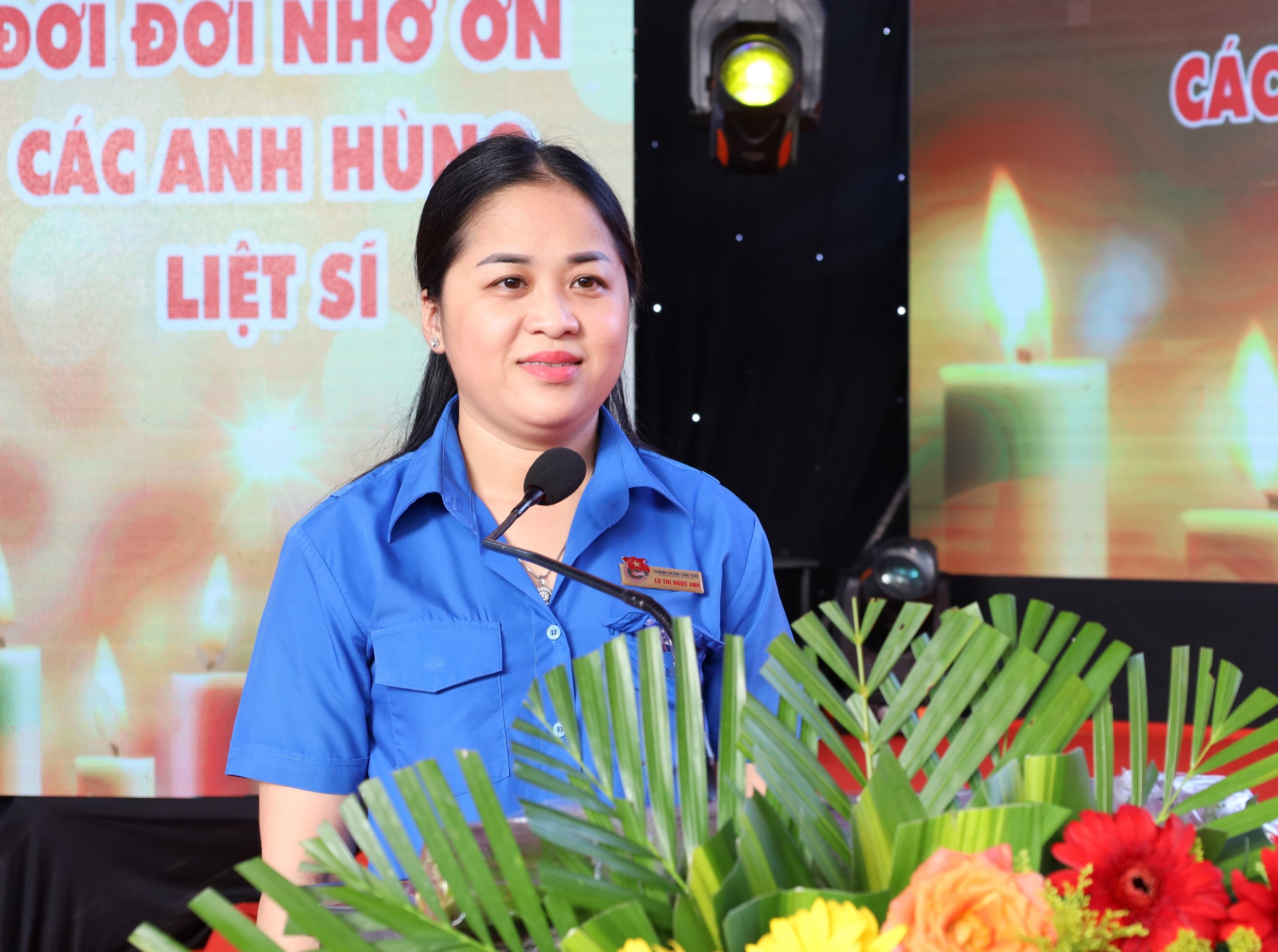 Chị Lư Thị Ngọc Anh - Bí thư Thành đoàn Cần Thơ đại diện tuổi trẻ thành phố phát biểu báo công và tri ân các anh hùng liệt sĩ.