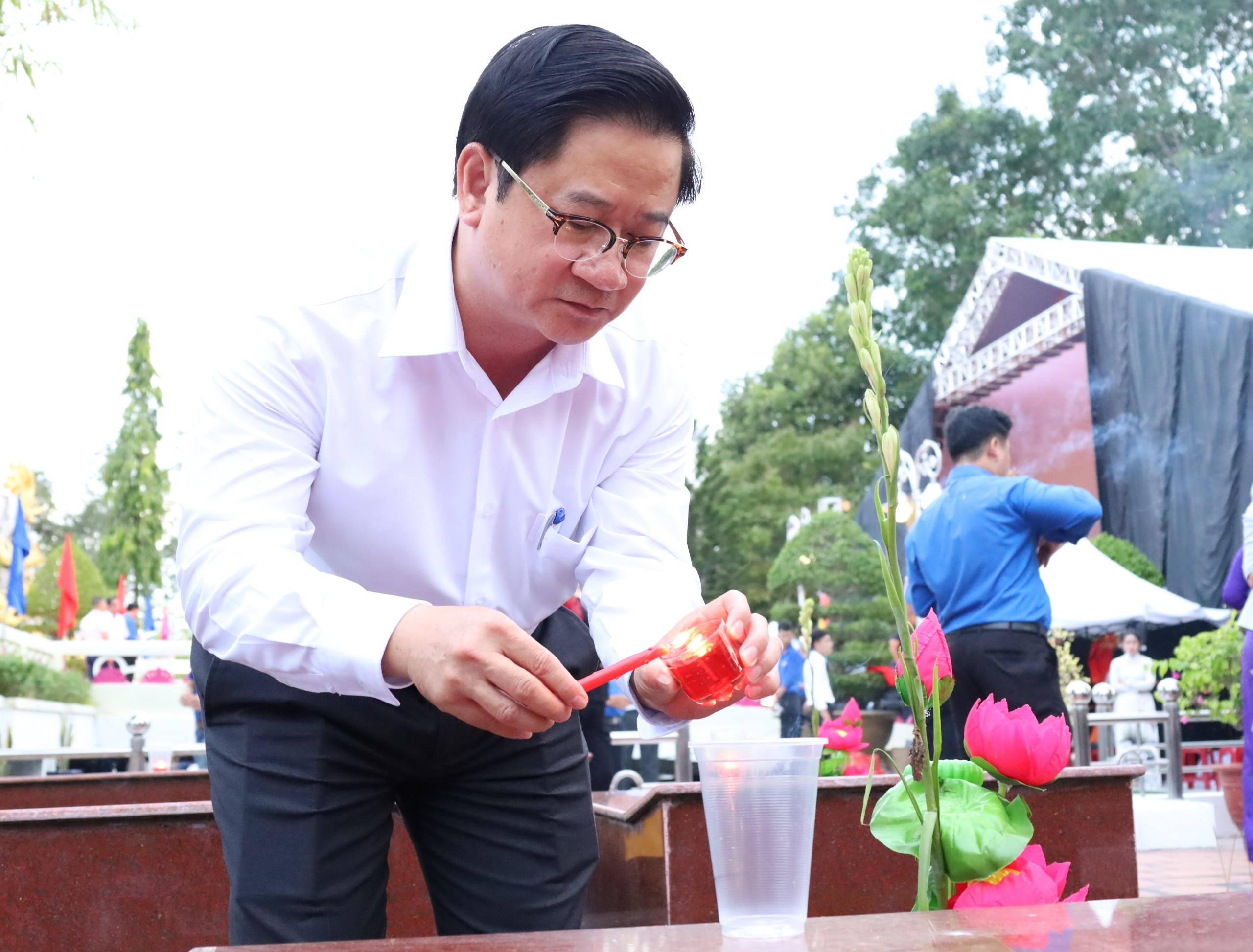 Ông Trần Việt Trường - Phó Bí thư Thành ủy, Chủ tịch UBND TP. Cần Thơ thực hiện nghi thức thắp hương tri ân các anh hùng liệt sĩ.