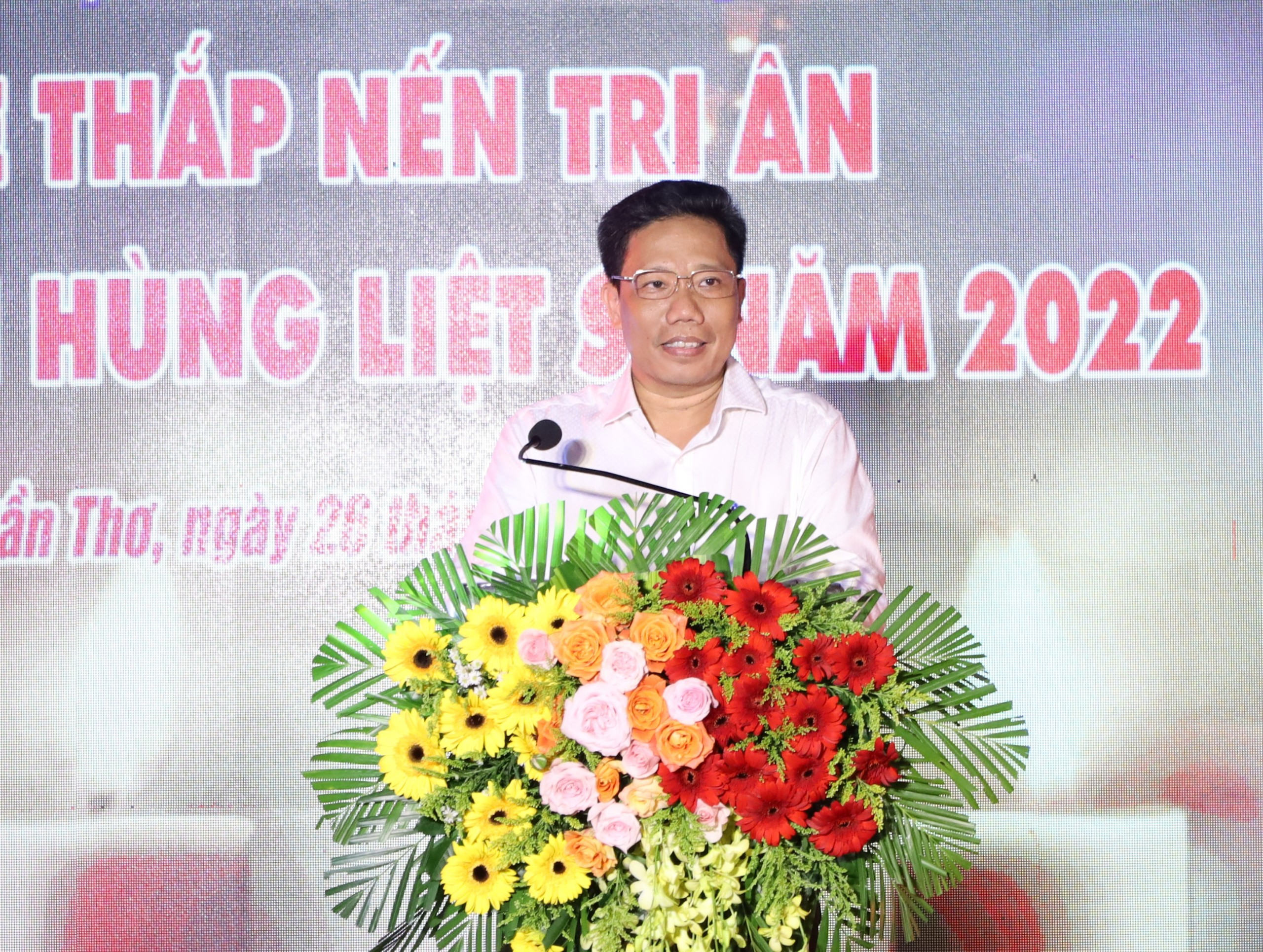 Ông Nguyễn Thực Hiện - Phó Chủ tịch UBND TP. Cần Thơ phát biểu tại Lễ Thắp nến tri ân các anh hùng liệt sĩ.