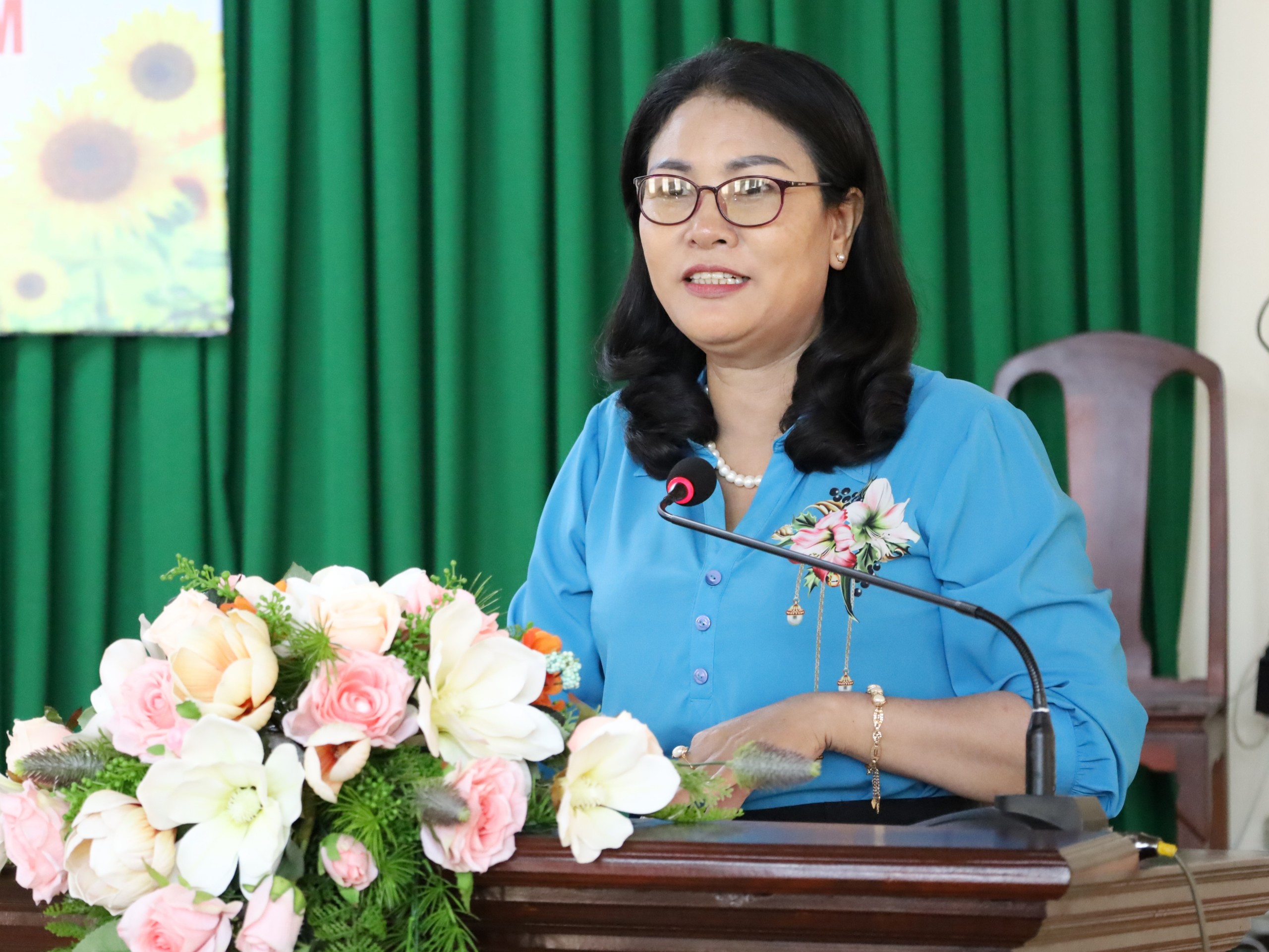 Bà Bùi Thị Phương - Phó Chủ tịch Công đoàn Ngành Giáo dục TP. Cần Thơ phát biểu ôn lại lịch sử truyền thống công đoàn ngành.