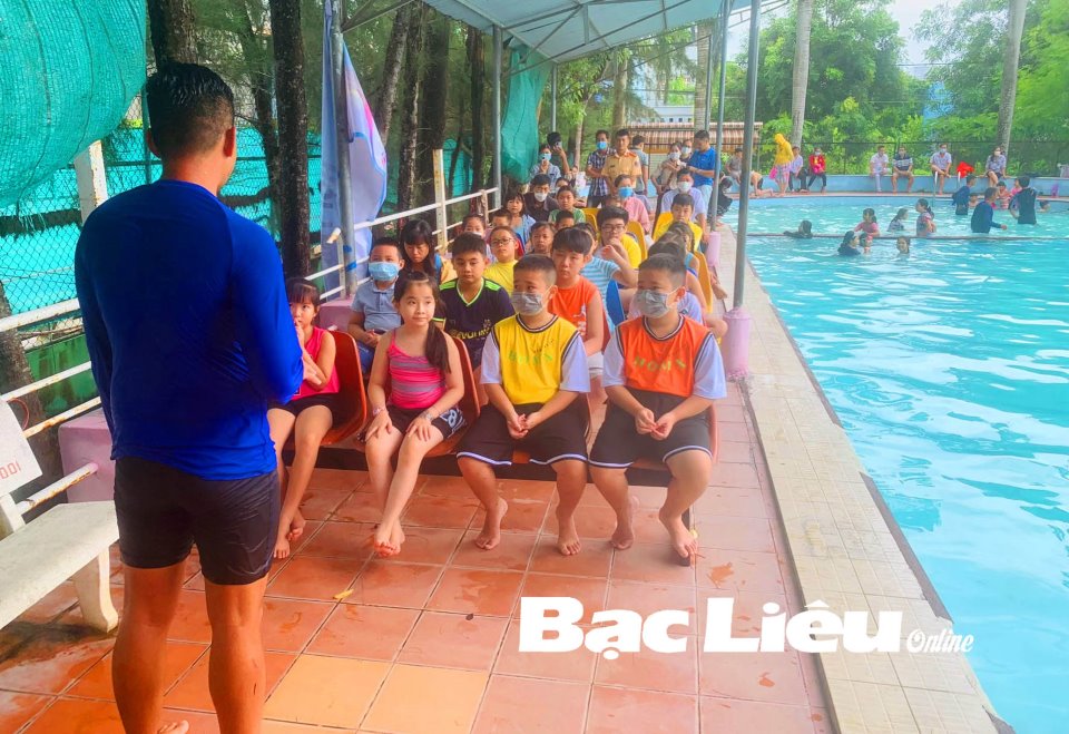 Lớp dạy bơi cho trẻ em do Phòng Cảnh sát đường thủy tổ chức.