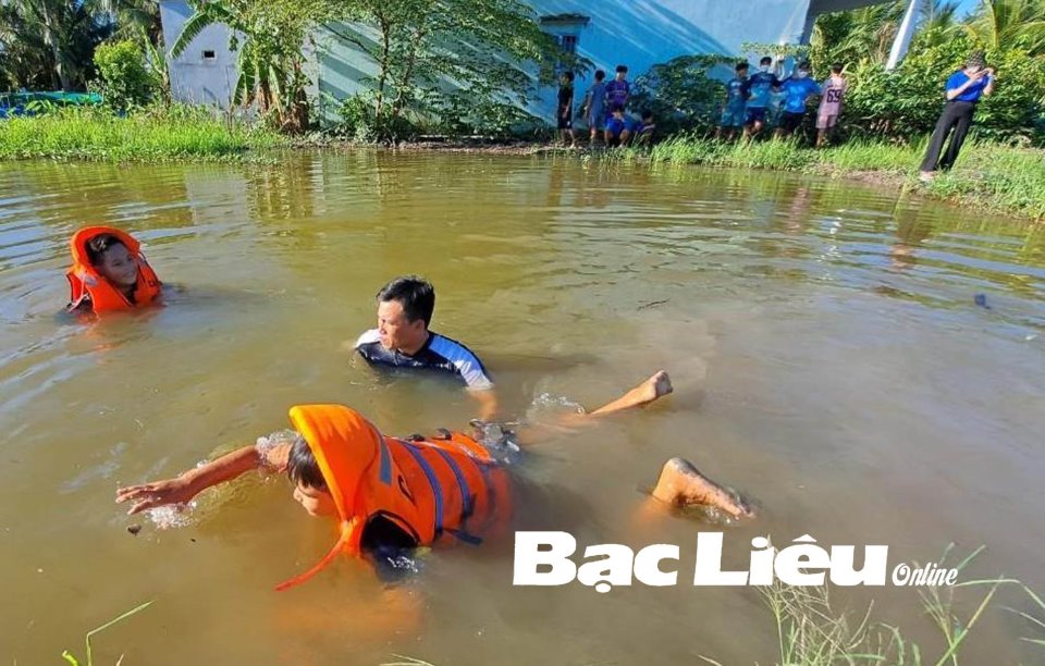 Hướng dẫn cách bơi cho trẻ em xã Hưng Phú. Ảnh: Văn Phương