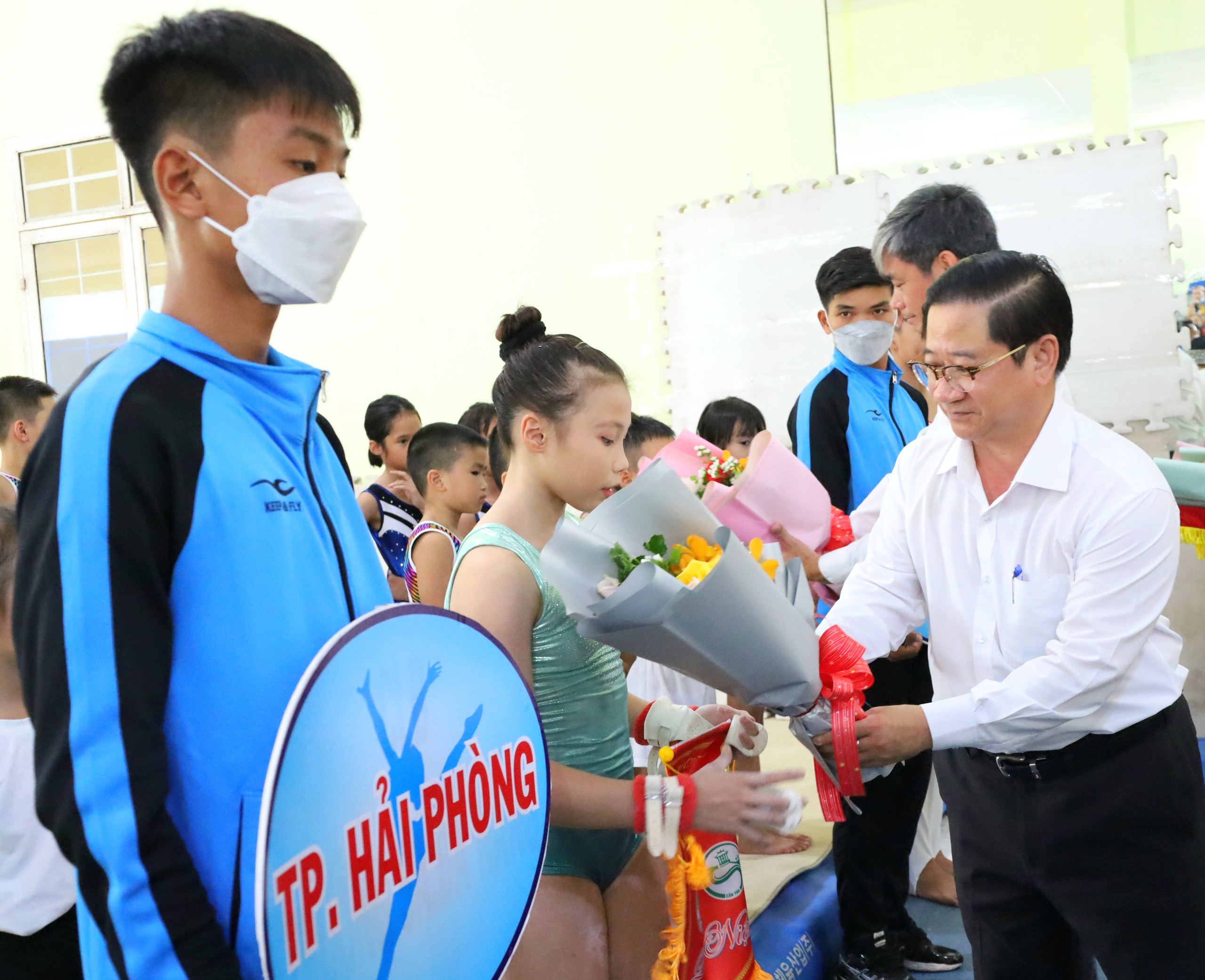 Ông Trần Việt Trường - Phó Bí thư Thành ủy, Chủ tịch UBND TP. Cần Thơ tặng cờ lưu niệm cho các đơn vị tham gia giải.