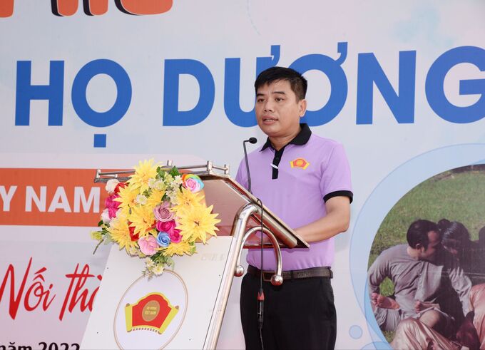 Ông Dương Hoàng Hai Phó Chủ tịch Câu lạc bộ Thanh niên Họ Dương Việt Nam - Trưởng Ban Tổ chức Trại hè phát biểu khai mạc.