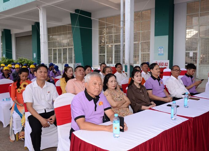 Ông Dương Quốc Trọng cùng ông Dương Văn Bé Hai và lãnh đạo Hội đồng Họ Dương các tỉnh tham dự lễ khai mạc.