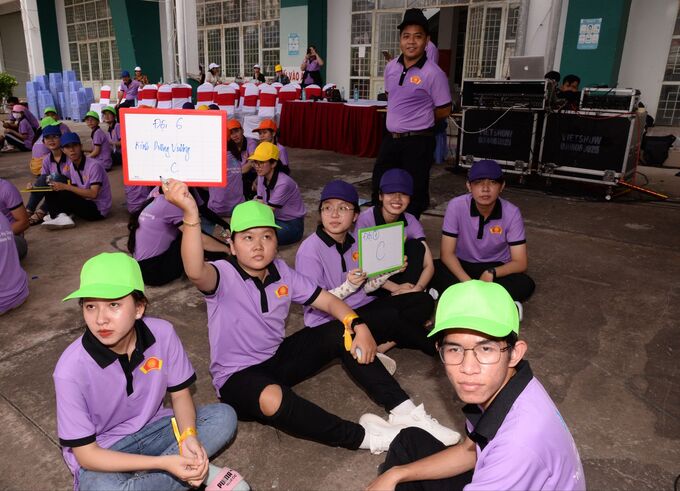 Đại diện Câu lạc bộ Thanh niên Họ Dương An Giang tích cực tham gia chương trình Rung chuông vàng.